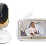 Motorola | Wi-Fi video bērnu monitors ar noskaņas apgaismojumu | VM85 CONNECT 5.0 | 5 TFT krāsu displejs ar 480 x 272 izšķirtspēju; Šūpuļdziesmas; Divvirzienu saruna; Istabas temperatūras kontrole; Infrasarkanā nakts redzamība; LED skaņas līmeņa indikators; Wi-Fi savienojums skatīšanai, atrodoties ceļā; 2,4 GHz FHSS bezvadu tehnoloģija skatīšanai mājās; Attālināta panoramēšanas skenēšana, digitālā noliekšana un tālummaiņa; Attālināta panoramēšanas skenēšana, digitālā noliekšana un tālummaiņa; Augstas jutības mikrofons; Drošs un privāts savienojums; Daudzkrāsu noskaņas apgaismojums | Balts/zelta krāsā